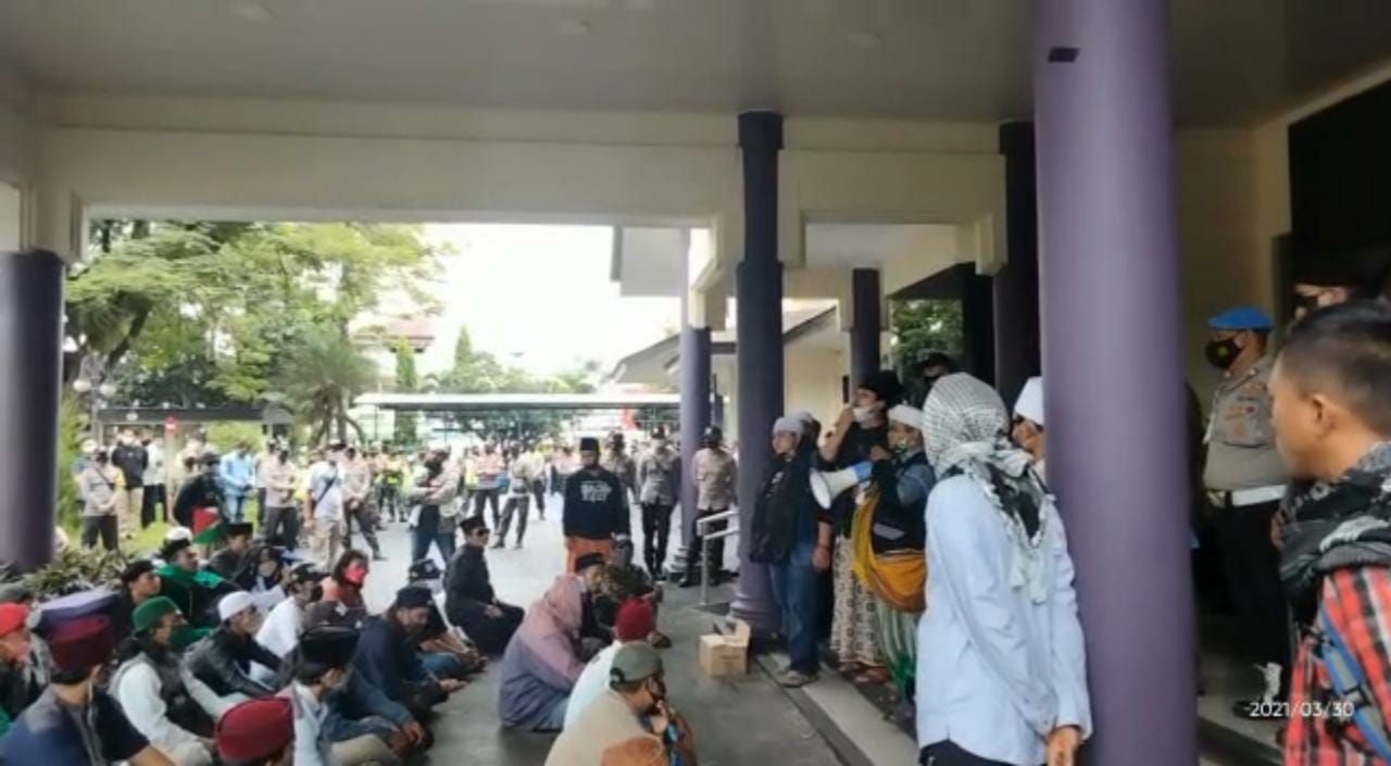 Massa aksi pembela HRS memadati depan gedung DPRD Kab. Ciamis untuk menyampaikan aspirasi terkait proses hukum HRS yang dianggap tebang pilih.*