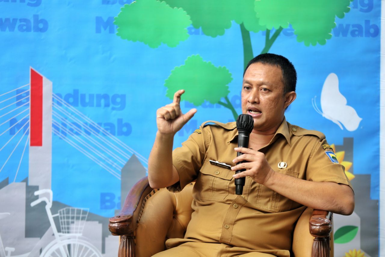 Kepala Dinas Komunikasi dan Informatika (Diskominfo) Kota Bandung, Yayan A Briliyana memberi keterangan pers saat acara Bandung Menjawab di Taman Dewi Sartika Kota Bandung, Selasa 30 Maret 2021.