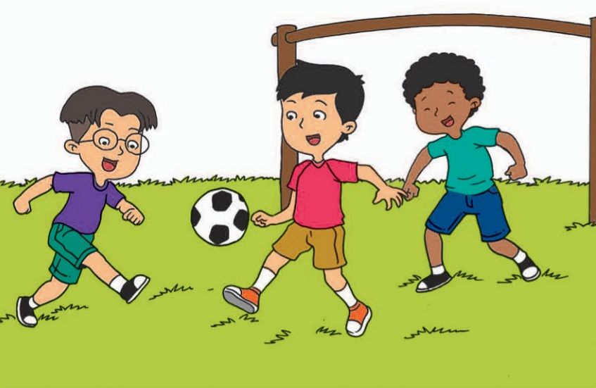 Sejumlah anak sedang bermain sepak bola.