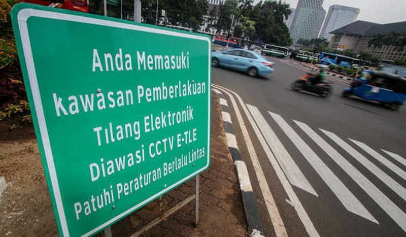 Plang peringatan bagi para pengendara lalulintas dipasang dibeberapa titik ruas jalan di Jakarta.