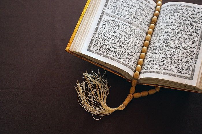Ilustrasi  Al-Qur'an. Tersedia Surat Al-Kautsar disertai dengan latin dan terjemahan.