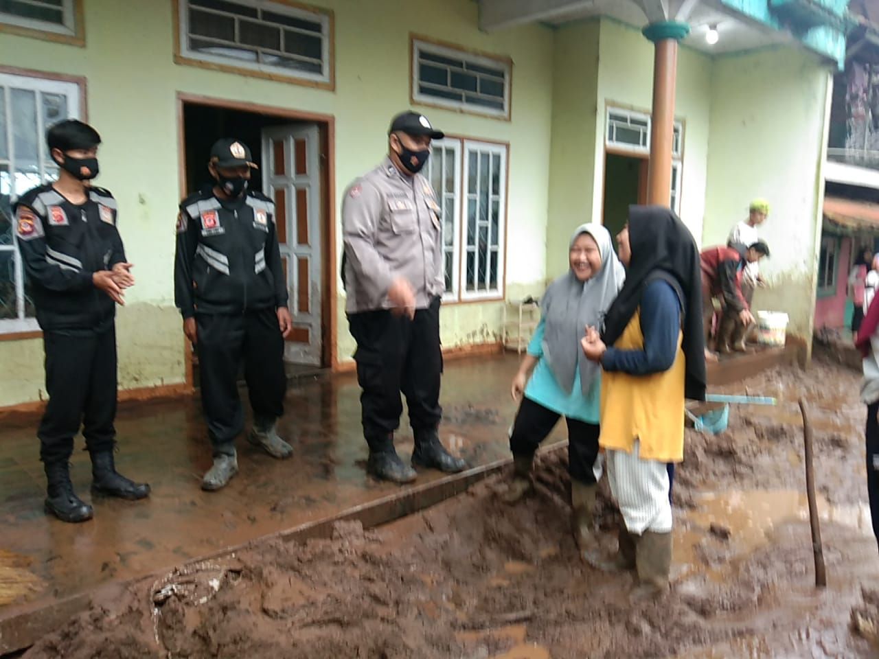 Banjir Bandang Terjang Dua Desa Di Kertasari, Kabupaten Bandung, 45 ...