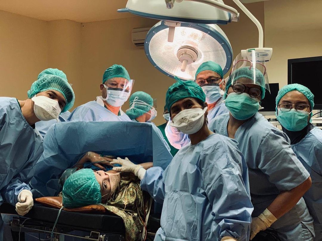 Foto persalinan putra pertama Zaskia Sungkar di rumah sakit