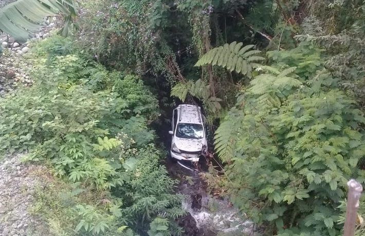 Kondisi mobil Nissan Grand Livina korban laka karambol Kertek Wonosobo sebelum diderek, di sungai kedalaman +- 10 meter