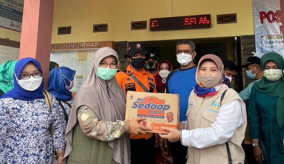 Istri Bupati Bandung terpilih Ny Hj Emma Dety Supriatna meninjau lokasi bencana angin puting beliung di Kecamatan Cimenyan, Kabupaten Bandung, Jumat , 2 April 2021. 
