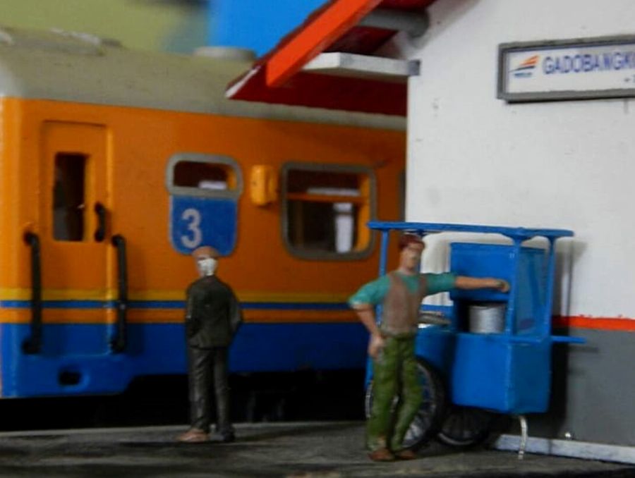 Mainan penjual mie ayam pada miniatur kereta api Indonesia