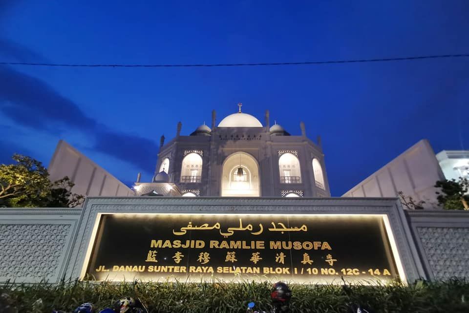 Sambangi Masjid Taj Mahal Mini Suara Merdu Imam Muda Ini Buat Anies Baswedan Lebih Khusuk Sholat Serang News