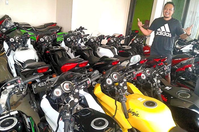 Iswanto, pemilik showroom spesialis Kawasaki Ninja, Farhan Motor Sport di kawasan Menganti - Gresik bersama unit dagangannya.