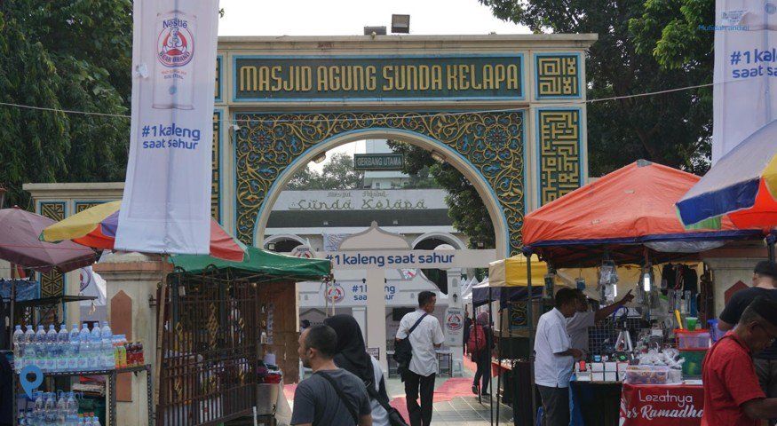 Masjid Sunda Kelapa menjadi lokasi berburu menu takjil berbuka puasa Ramadhan/Antara 