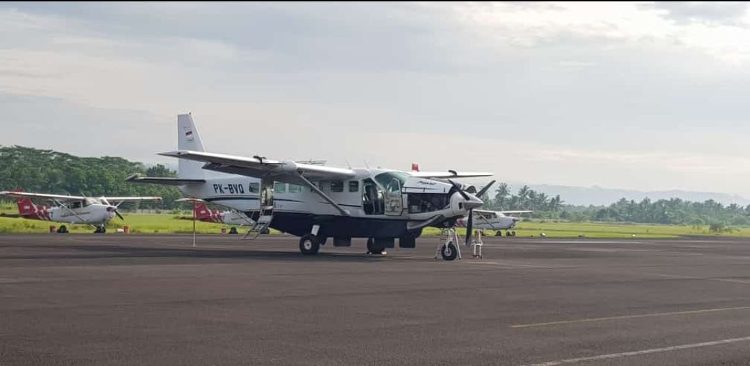 Pesawat yang hendak lepas landas di Bandara Nusawiru, Pangandaran.