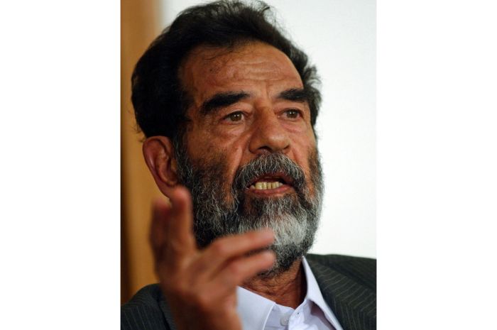 Potret Saddam Hussein. Hakim Irak yang memvonis hukuman mati kepada mantan Presiden Irak Saddan Hussein meninggal dunia akibat Covid-19.