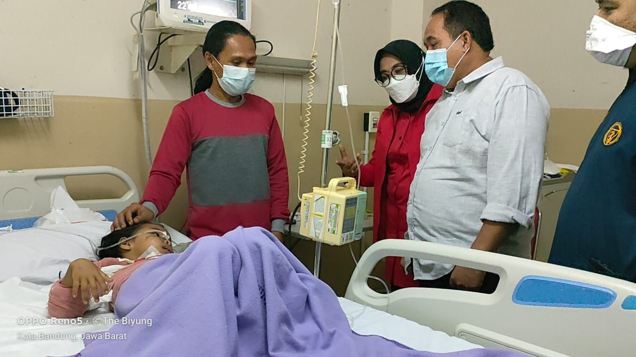 Bupati Pangandaran meninjau perkembangan kondisi kesehatan Putri di RSHS Bandung, Minggu, 4 April 2021.