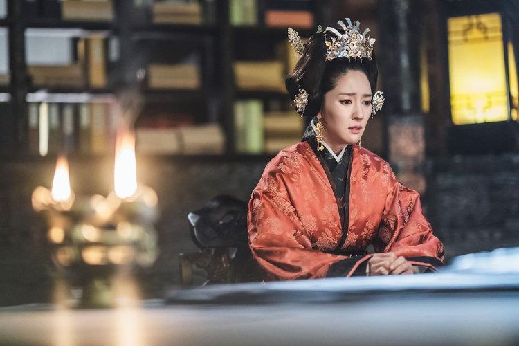 Potongan adegan terbaru drama River Where the Moon Rises, Ratu Jin yang tampak tegang ketakutan.