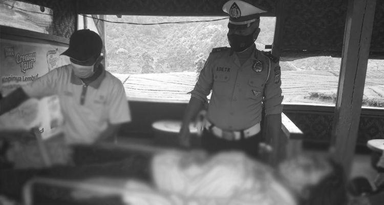 Salah satu korban kecelakaan maut di jalur Subang-Lembang, Minggu 4 April 2021, berinisial AM