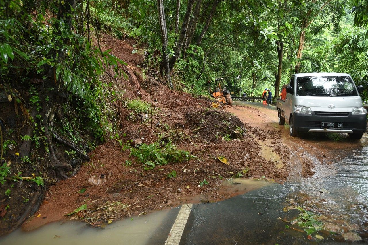Material longsor juga sempat menutupi badan jalan di Jalan Raya Serang - Anyer di Kampung Cilowong, Taktakan, Serang, Banten, Sabtu 3 April 2021.