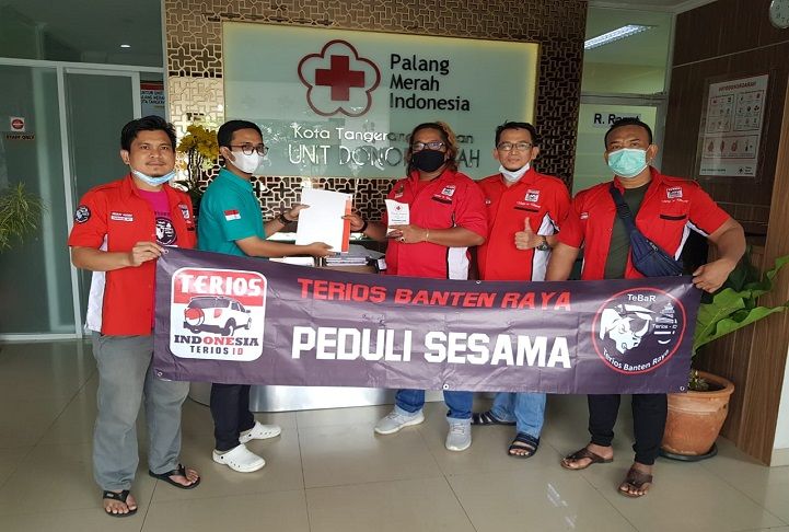 Perwakilan PMI Kota Tangsel foto bersama Pengurus Komunitas Mobil Terios Banten Raya, usai kegiatan donor darah di PMI Kota Tangsel, Ahad, 4 April 2021.