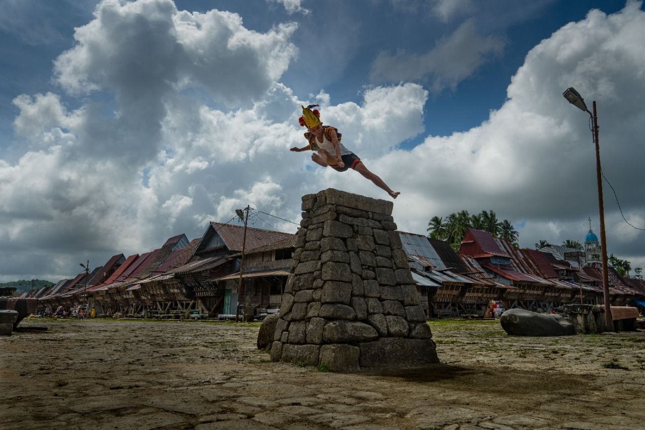 Satu dari lima atraksi wisata di Indonesia adalah Lompat Batu di Nias, Sumatera Utara. 