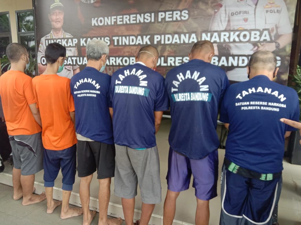 Enam dari 28 tersangka yang ditangkap Satnarkoba Polresta Bandung dalam periode 3 bulan kebelakang, Januarai-Maret 2021.