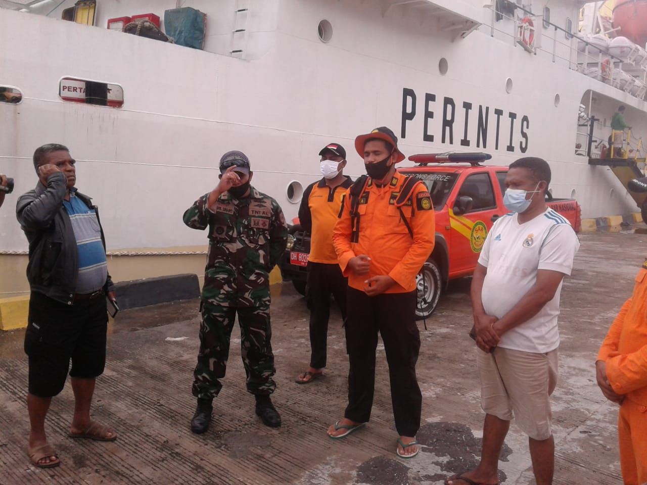 Tim SAR Alor bersama Camat Pantar Tengah dan Anggota DPRD Alor, Hans Tonu Lema yang siap berangkat ke lokasi bencana di Pulau Pantar, Senin 5 April 2021
