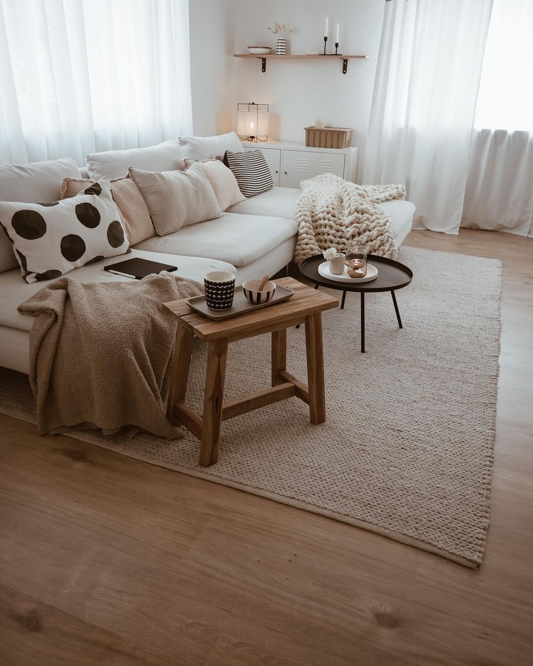 Penggunaan furnitur yang minimalis pada interior bergaya Skandinavia