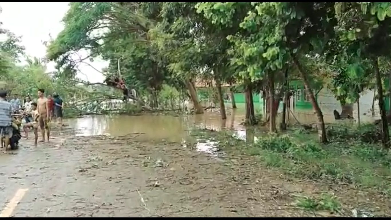 Banjir Bandang NTT, kondisi salah satu akses jalan terputus akibat pohon tumbang dan banjir di Waingapu Pulau Sumba hari ini Selasa 6 April 2021