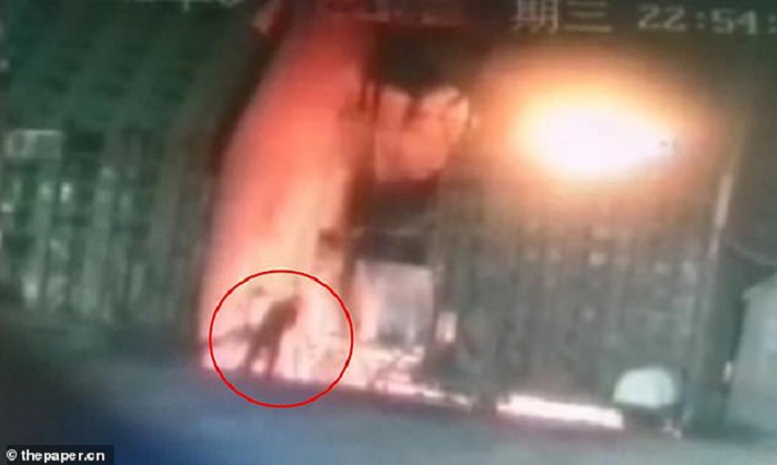 Rekaman CCTV memperlihatkan siluet dari buruh pabrik baja bernama Wang Long (34) terlihat di dekat bak berisi cairan besi panas sebelum dirinya menjatuhkan diri ke dalamnya.