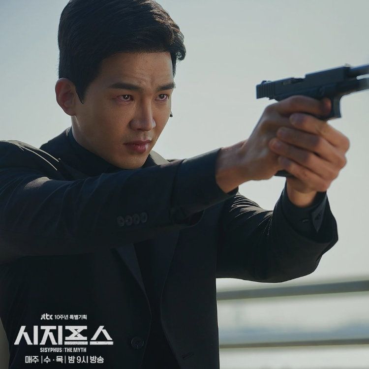 Jung Hyun Gi saat terlibat pertarungan sengit dengan Kang Seo Hae dalam Sisyphus: The Myth.