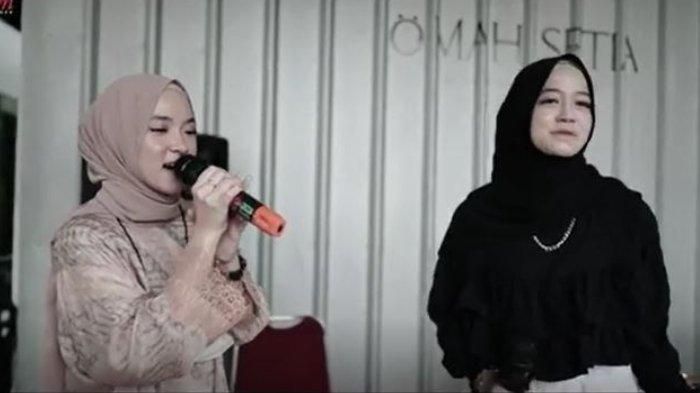 Nissa Sabyan sempat menyumbangkan lagu di acara pernikahan temannya.