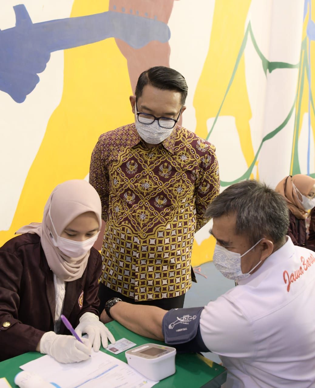 Gubernur Jabar Ridwan Kamil meninjau vaksinasi massal kepada 1.431 atlet dari Komite Olahraga Nasional Indonesia (KONI) Jabar dan National Paralympic Committee Indonesia (NPCI) Jabar, di Sport Arcamanik, Kota Bandung, Senin 5 April 2021./Humas Jabar