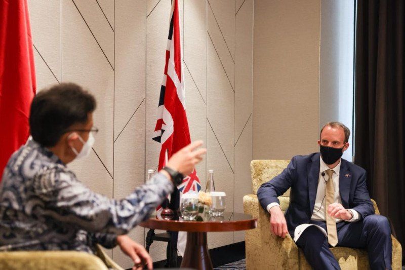 Menteri Luar Negeri Inggris Dominic Raab (kanan) berbicara dengan Menteri Kesehatan RI Budi Gunadi Sadikin (kiri) di Jakarta, Rabu 7 April 2021.