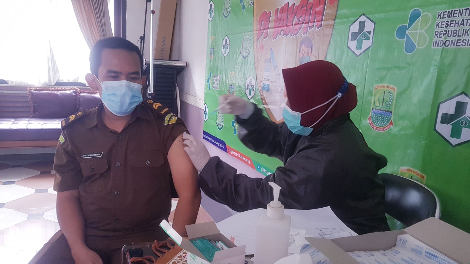 Penyuntikan Vaksin Covid-19 kepada PNS Kejaksaan Negeri Karawang