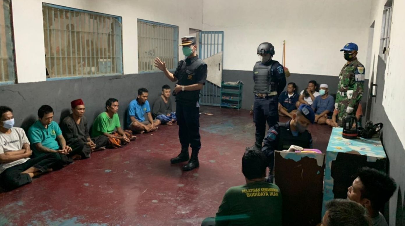 Himbauan petugas kepada narapidana penghuni Lapas Karawang