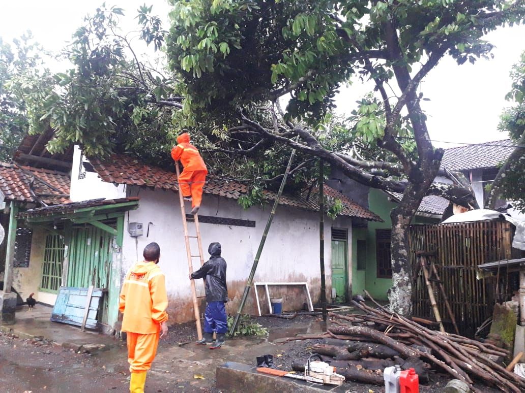 Salah satu rumah warga di Desa Munjul Kutasari Purbalingga mengalami kerusakan akibat hujan deras dan angin kencang pada Selasa, 6 April 2021, sore