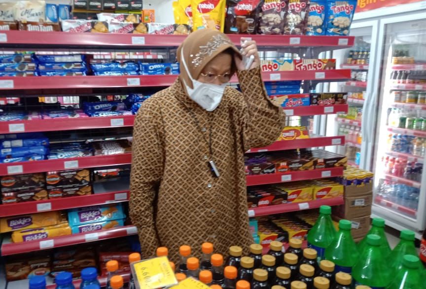 Menteri Sosial RI, Tri Rismaharini, saat berbelanja kebutuhan para pengungsi di salah satu swalayan terdekat