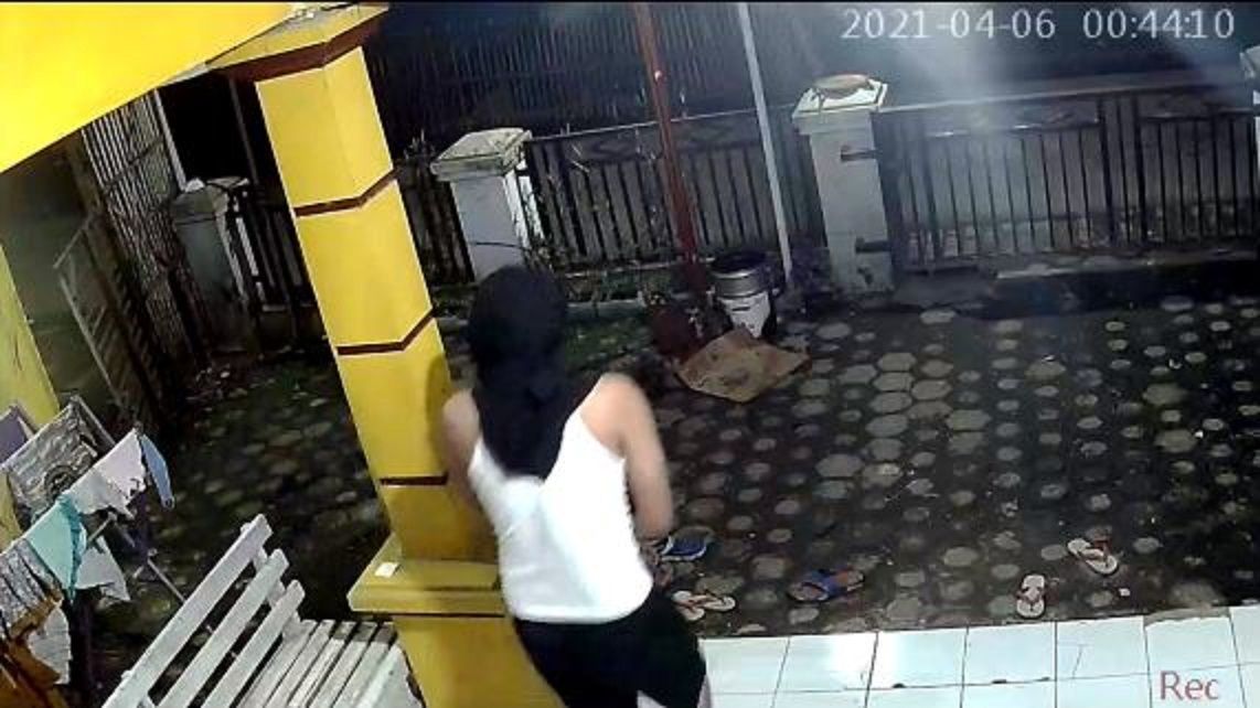 Pencurian celana dala m di Cikarang, Bekasi terekam CCTV.
