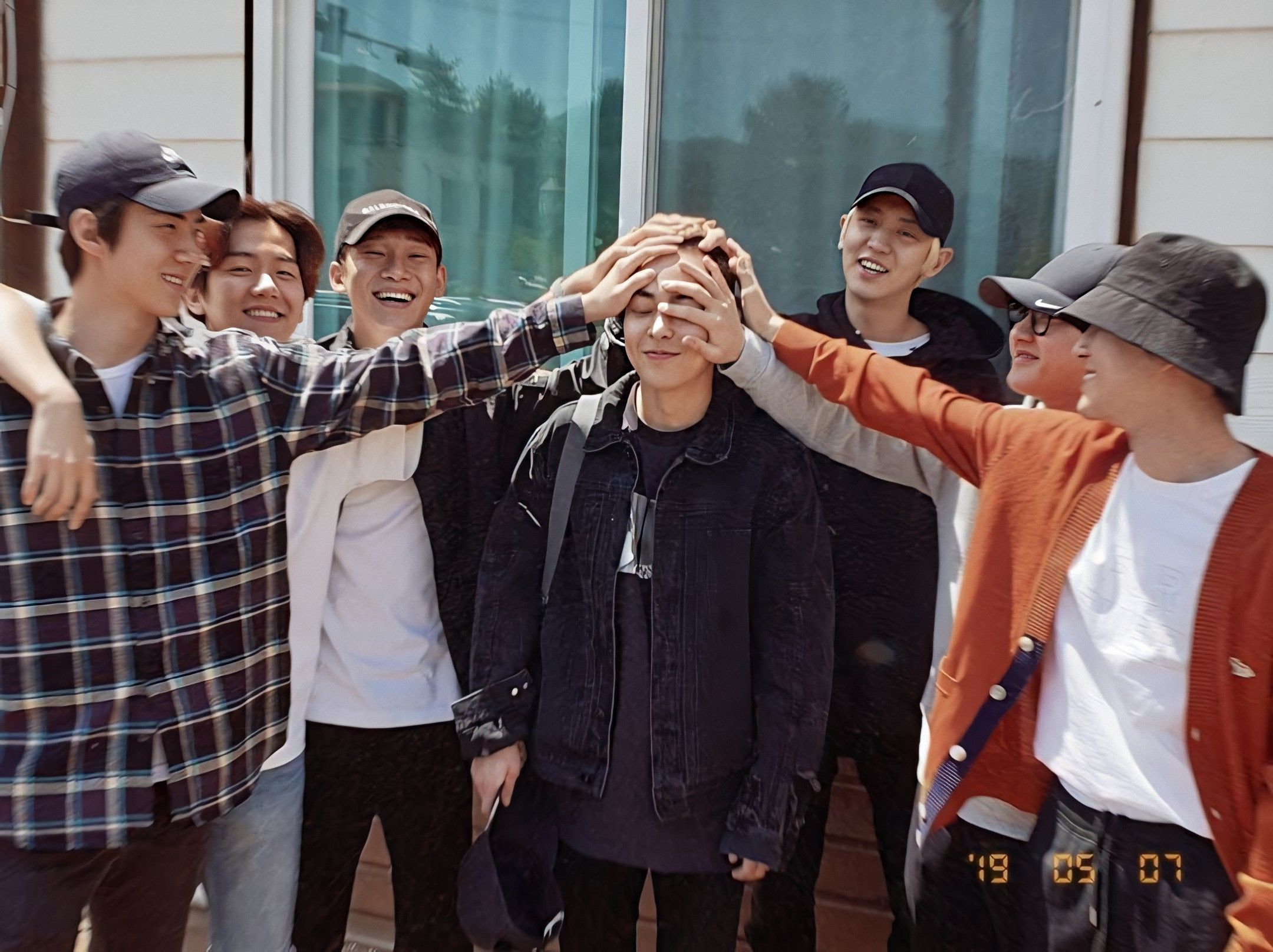 Xiumin EXO mengawali tradisi berfoto saat akan wamil