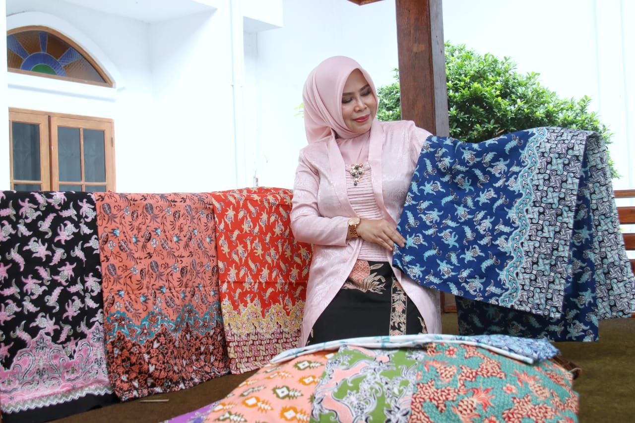 Ketua Dekranasda Subang Hj. Yoyoh Ruhimat menunjukkan sejumlah motif Batik Ganasan Subang, Rabu 7 April 2021.
