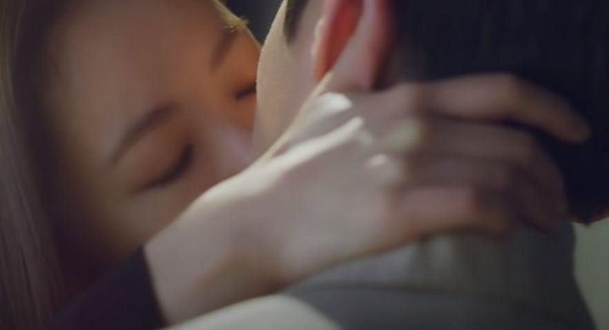 Adegan ciuman Song Joong Ki dan Jeon Yeo Bin di serial Vincenzo