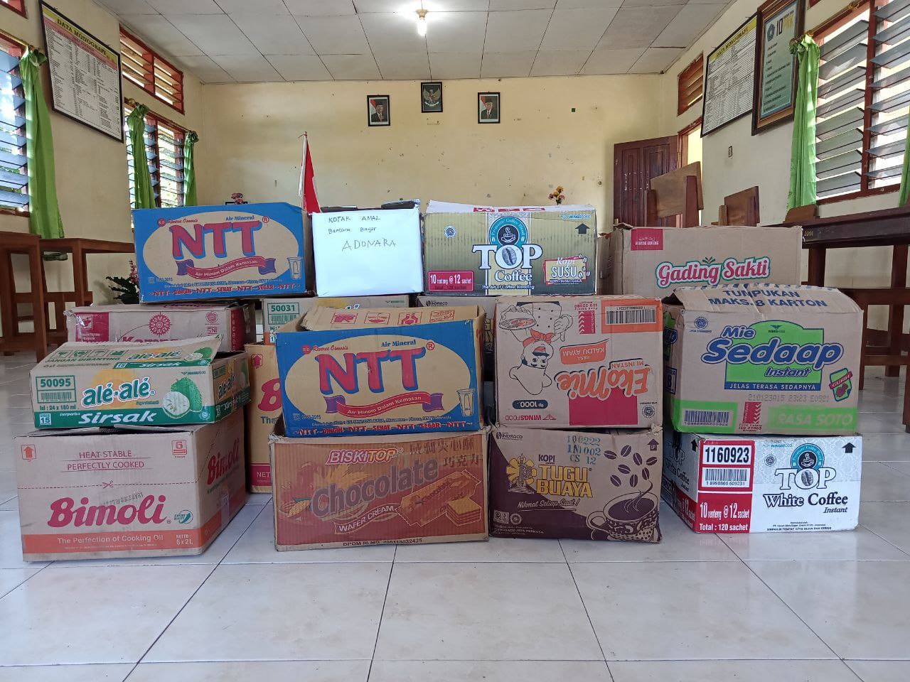 Beberapa gardus makanan dan bahan-bahan kebutuhan dapur yang sudah di-packing untuk diantar ke kecamatan.*/