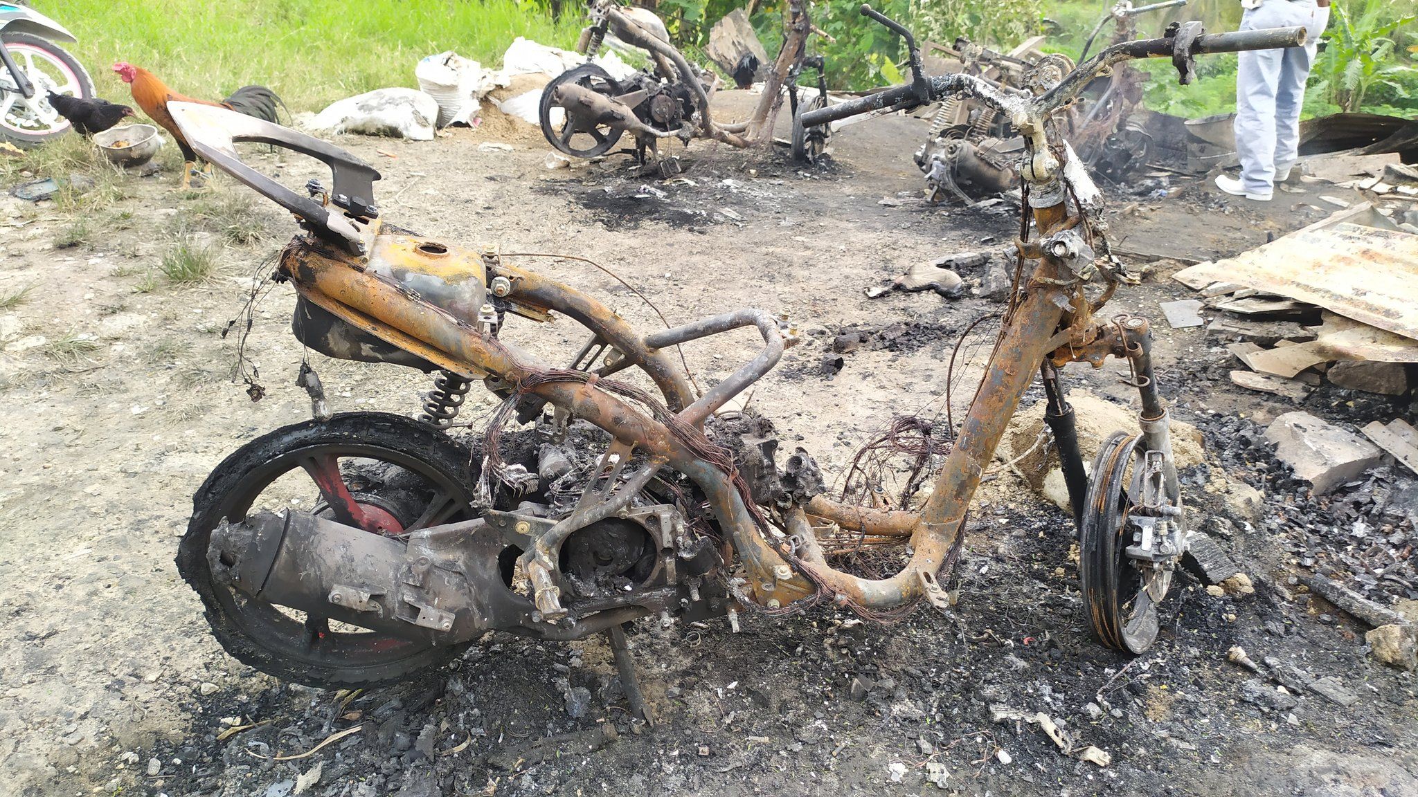 Lokasi kebakaran di tempat parkir motor di salah satu warung di dekat lokasi panjat Tebing Citatah 90, Desa Cipatat, Kecamatan Padalarang, Kabupaten Bandung Barat. Tempat tersebut terbakar pada Minggu 4 April 2021.*