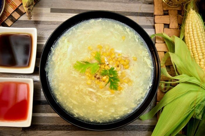 Sup jagung, lebih nikmat menggunakan kuah kaldu ayam kampung.