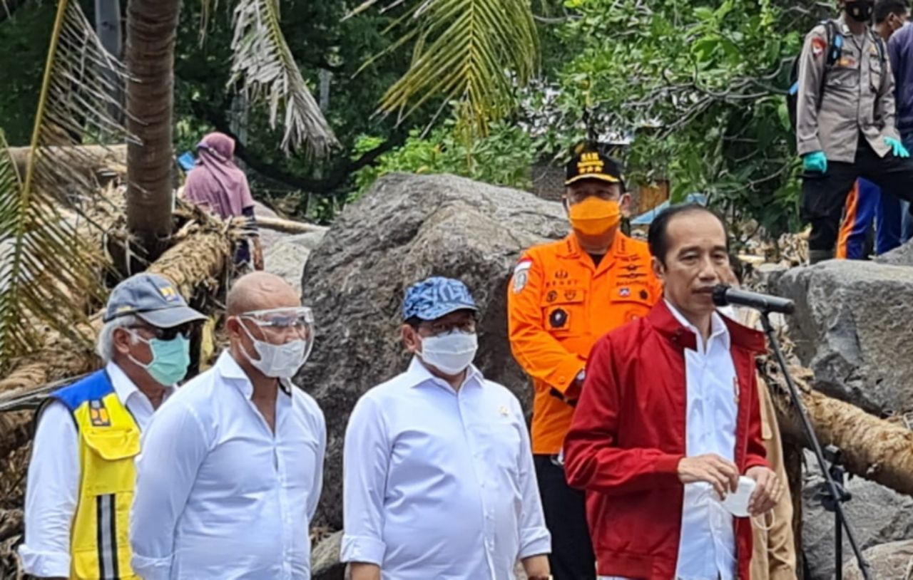 Presiden Jokowi saat menyampaikan sambutan di lokasi bencana, di Kabupaten Lembata