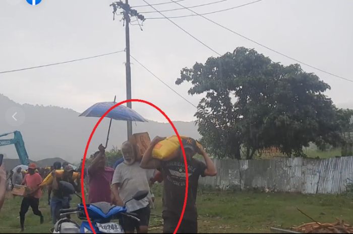 Mantan Presiden Timor Leste Xanana Gusmao angkut bantuan buat warga