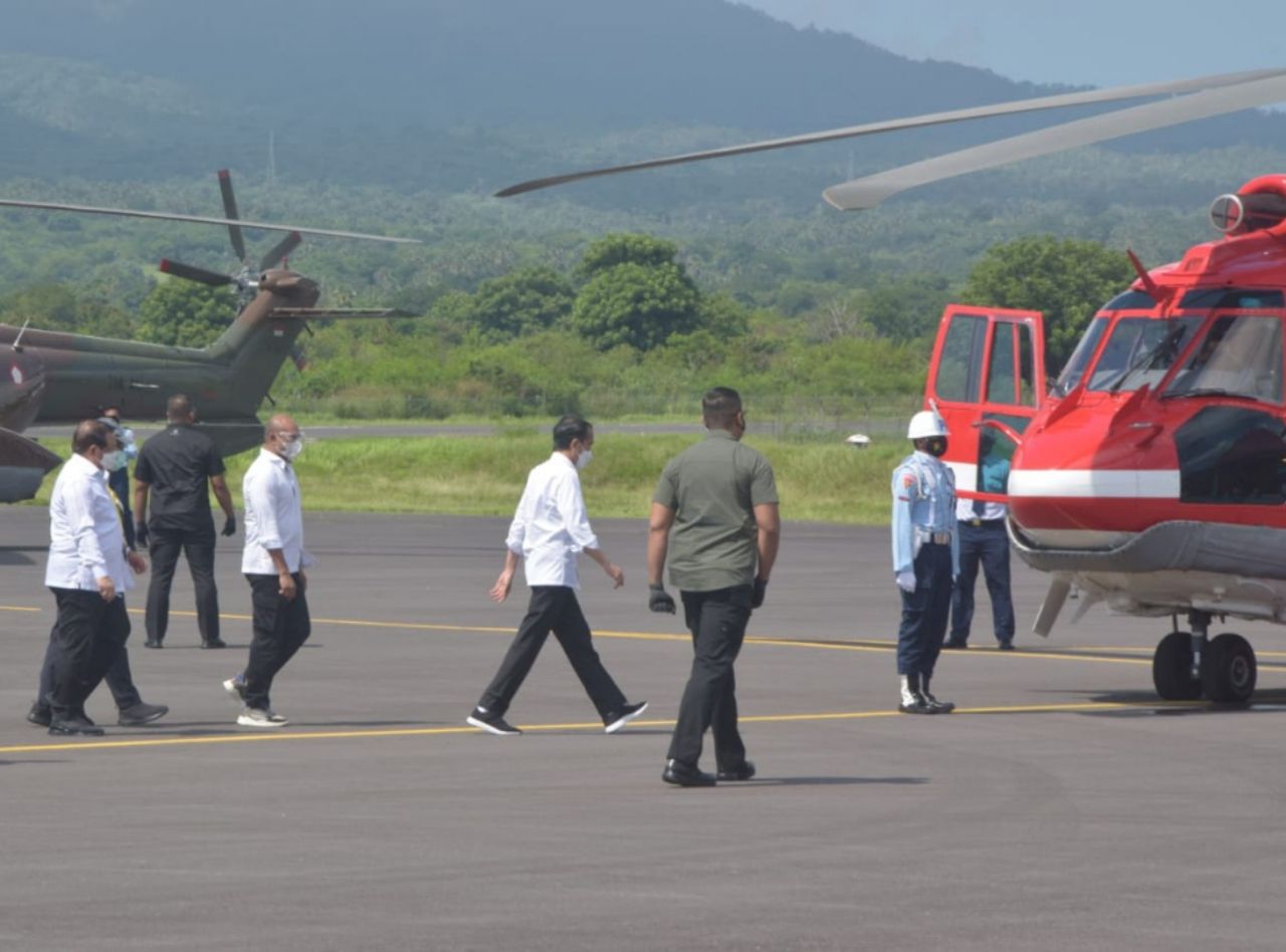 Presiden Jokowi ketika akan menaiki Helikopter Super Puma di Bandara Frans Seda, Maumere untuk menuju Lembata dan Flotim