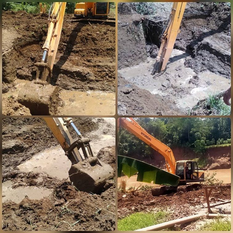 Pengerjaan sendimentasi lumpur yang masuk ke saluran instalasi air di PDAM Lebak.