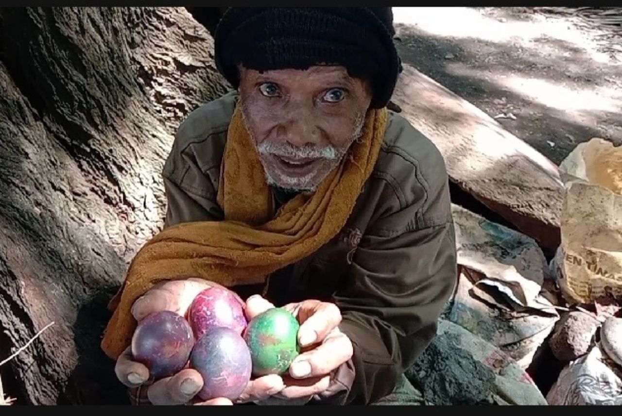 Dominikus Dion, warga Dusun Bolawolon, Kecamatan Kangae, menunjukkan telur berwarna-warni yang ditemukan awal oleh cucunya