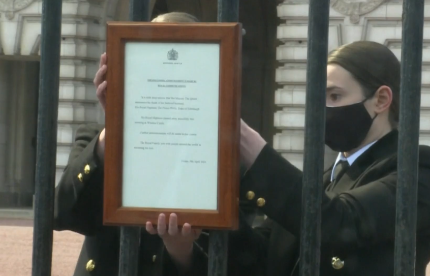 Pemberitahuan resmi kematian Pangeran Philip awalnya dipasang di pagar Istana Buckingham.