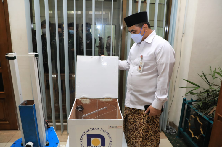Taj Yasin melihat Kotak Sterilisasi Uang Karya Mahasiswa Udinus di Masjid Agung Jawa Tengah