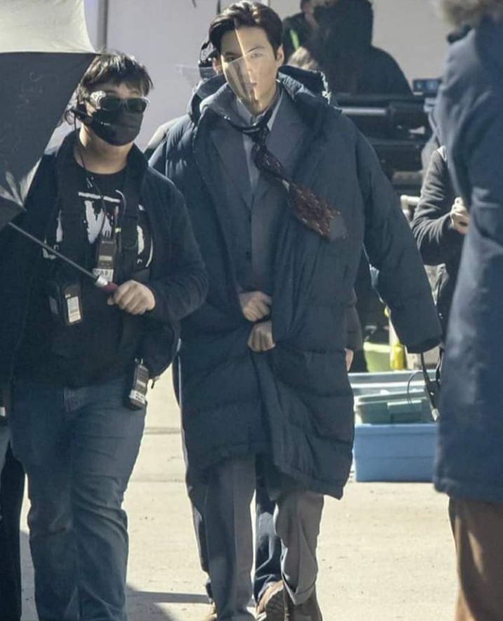 Potret Lee Min Ho dalam syuting drama Pachinko