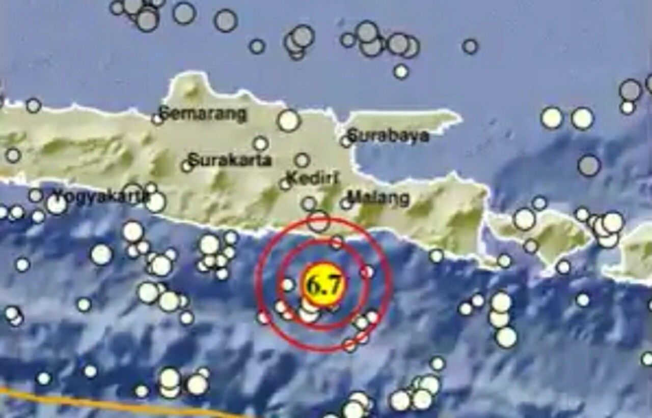 Kantor Dprd Blitar Rusak Parah Buntut Gempa Bumi Malang Genteng Berjatuhan Hingga Tembok Roboh Pikiran Rakyat Solo Raya